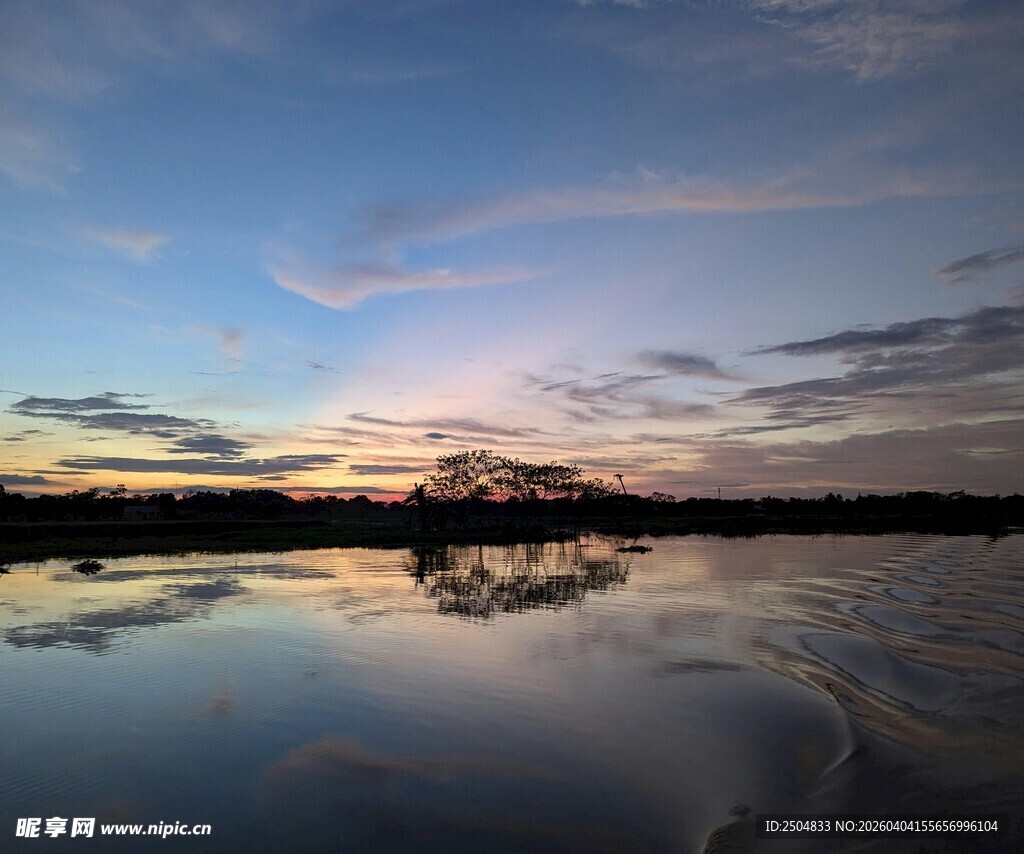 夕阳下的静谧水面景观
