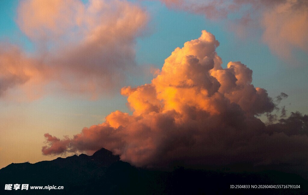 壮丽晚霞中的蓬松云朵