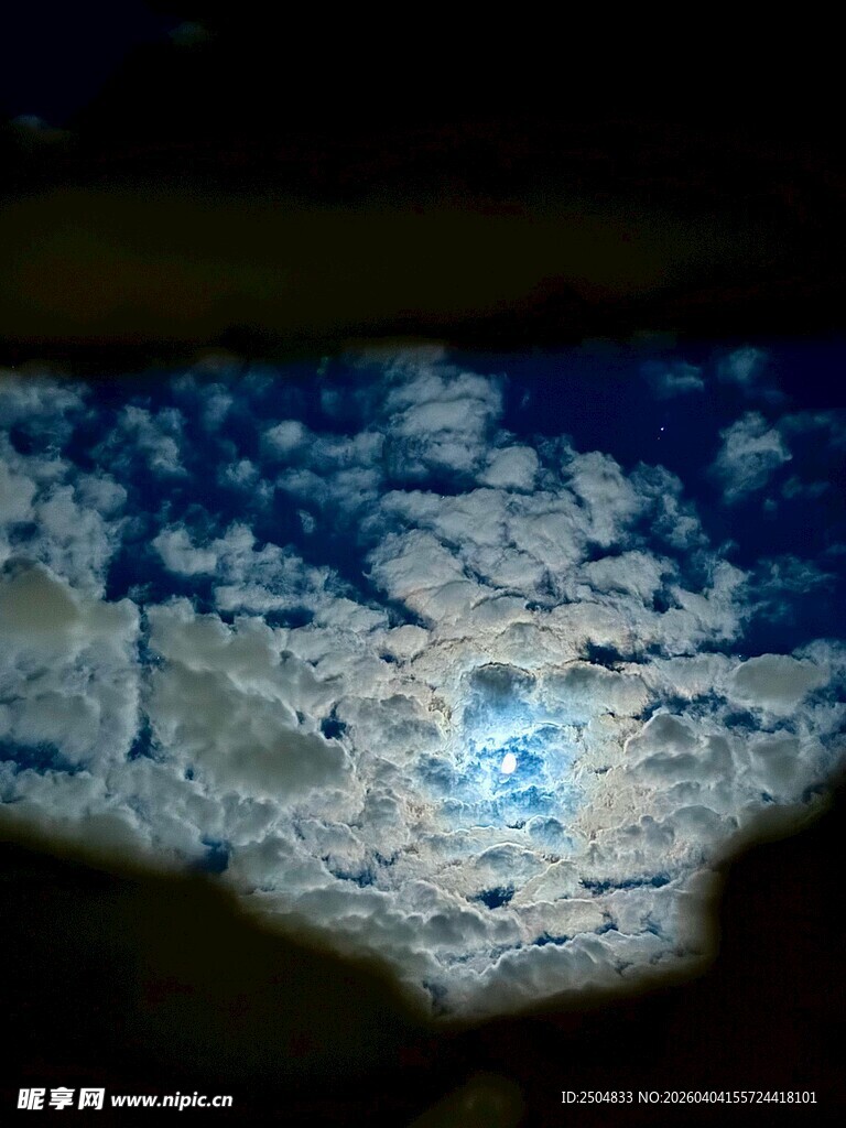 夜空中的梦幻云层景观