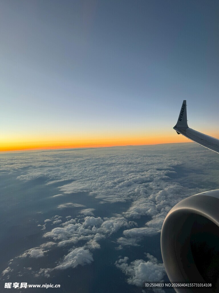 机窗外的云海与绚丽霞光
