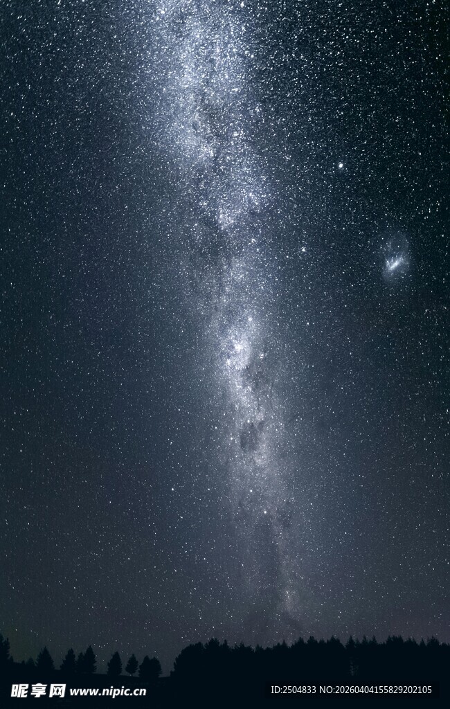 璀璨银河下的静谧夜景