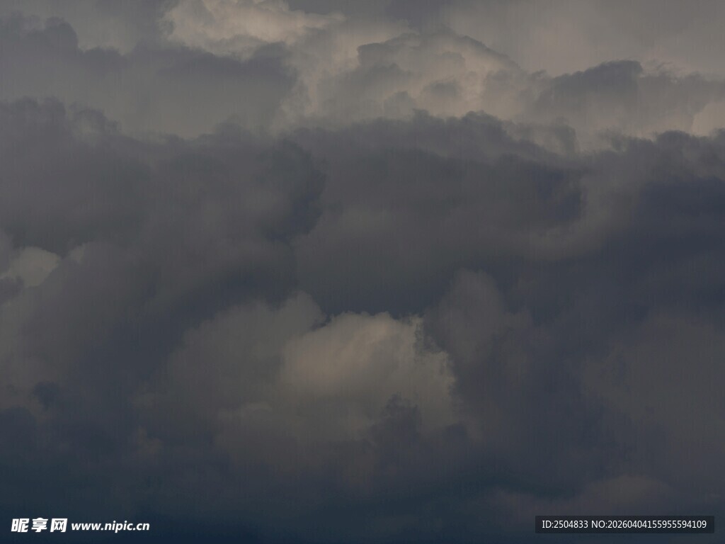 乌云密布的 沉天空