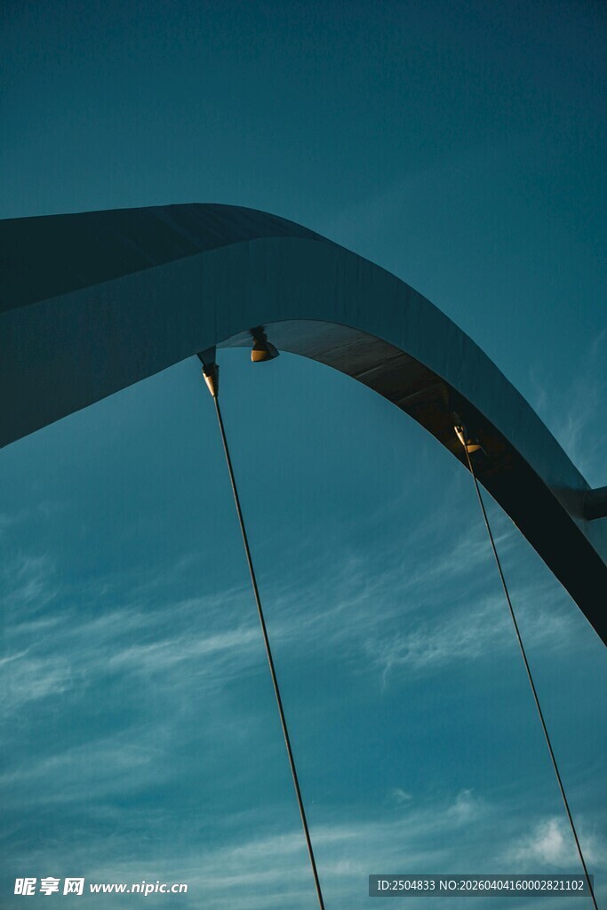 弧形桥梁与蓝天美景