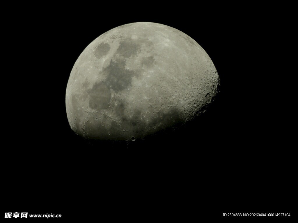 夜空中的半圆月亮