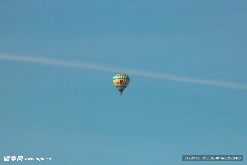 蓝天下的彩色热气球