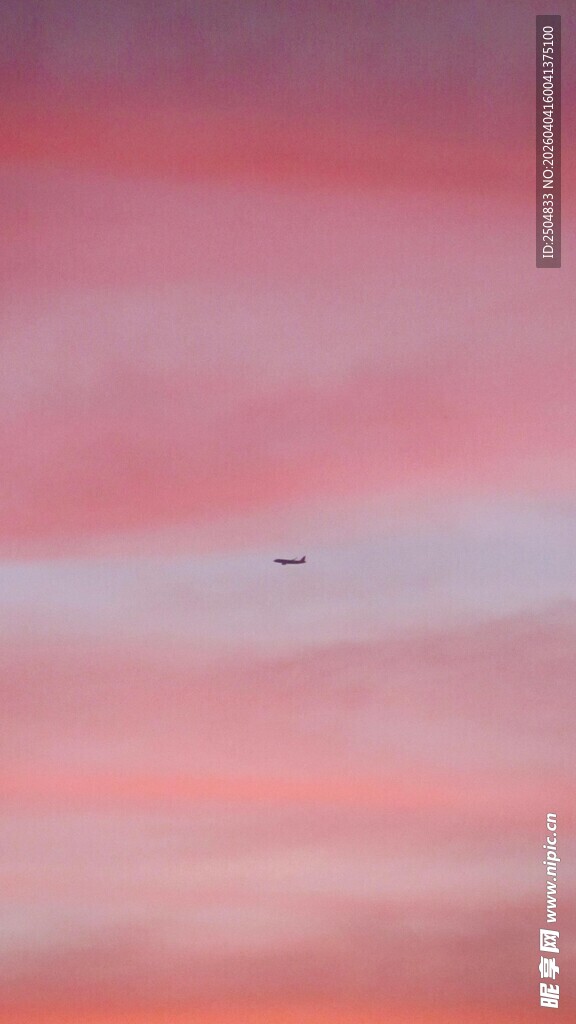 天空中飞翔的飞机