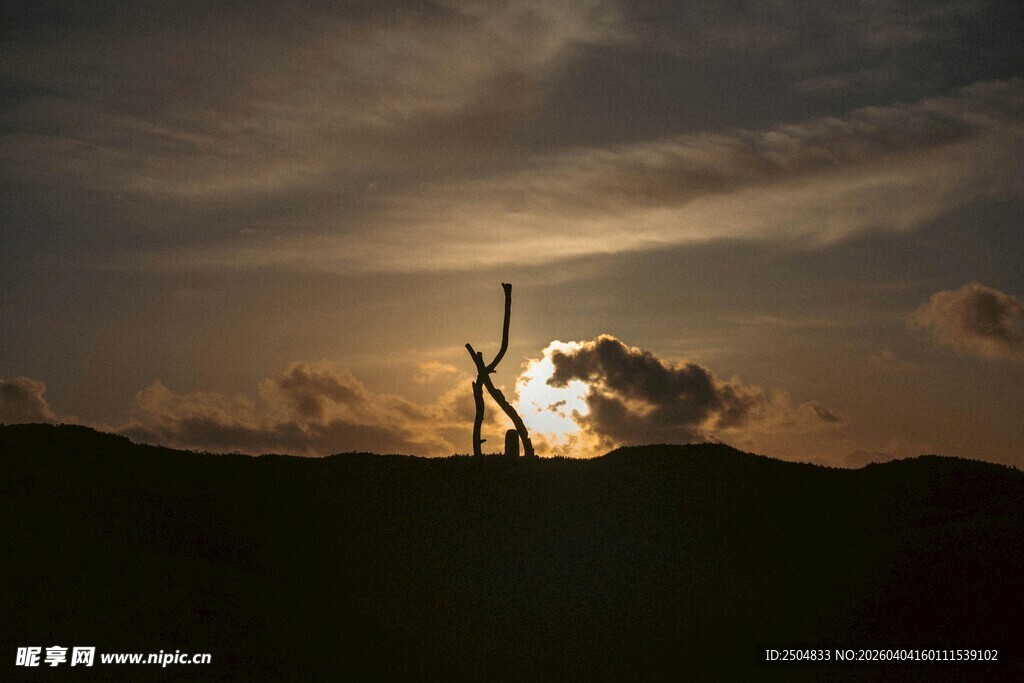 夕阳下的风车剪影