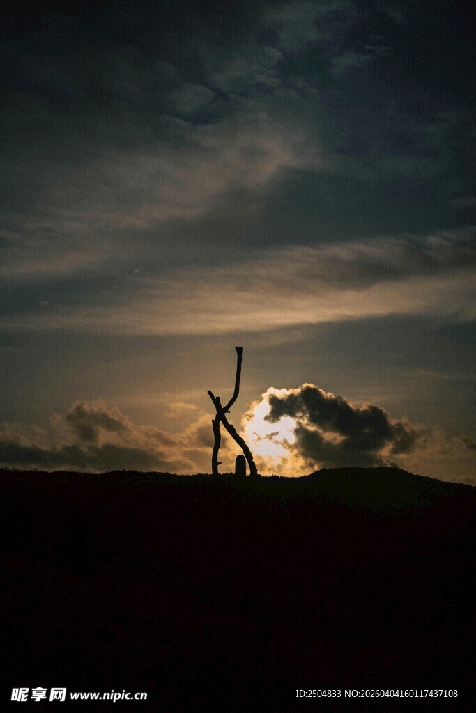 夕阳下的风车剪影