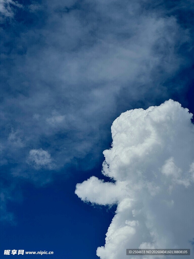 蓝天下的蓬松白云