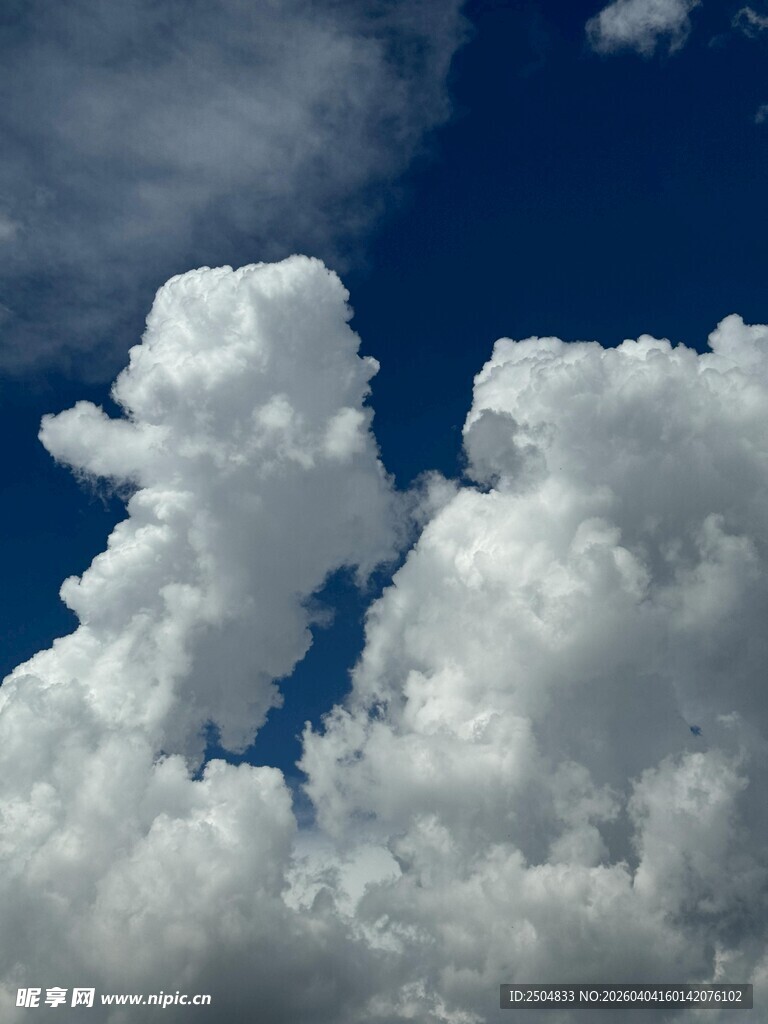 蓝天下的蓬松云朵