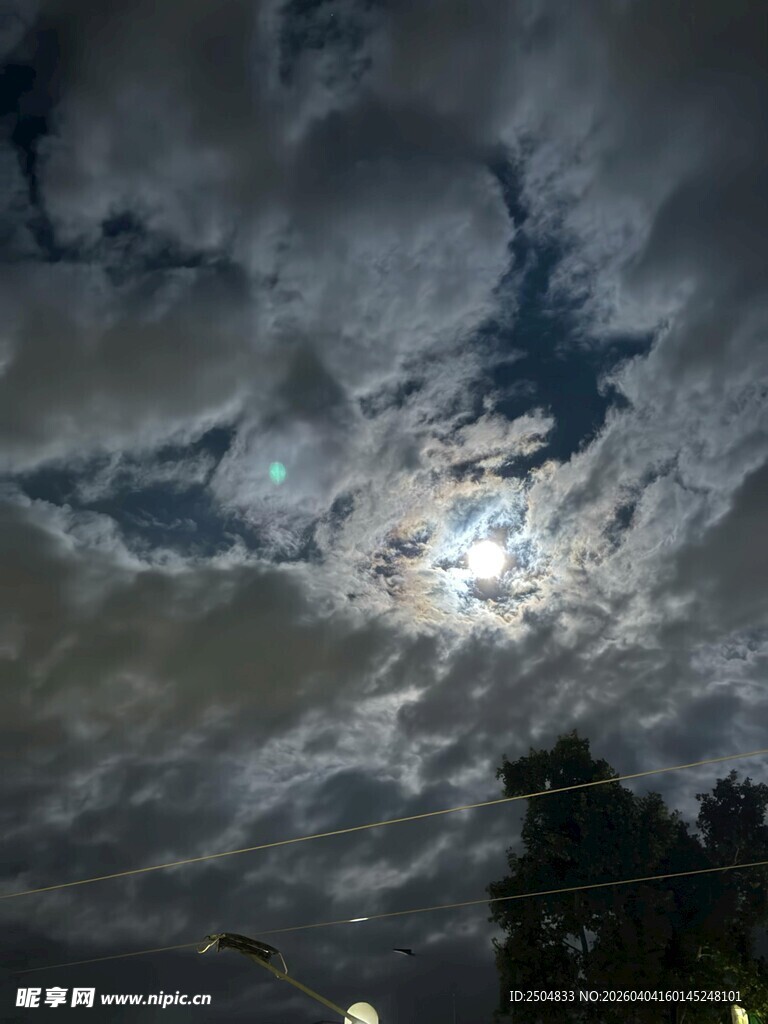 夜空下的云层与朦胧月光