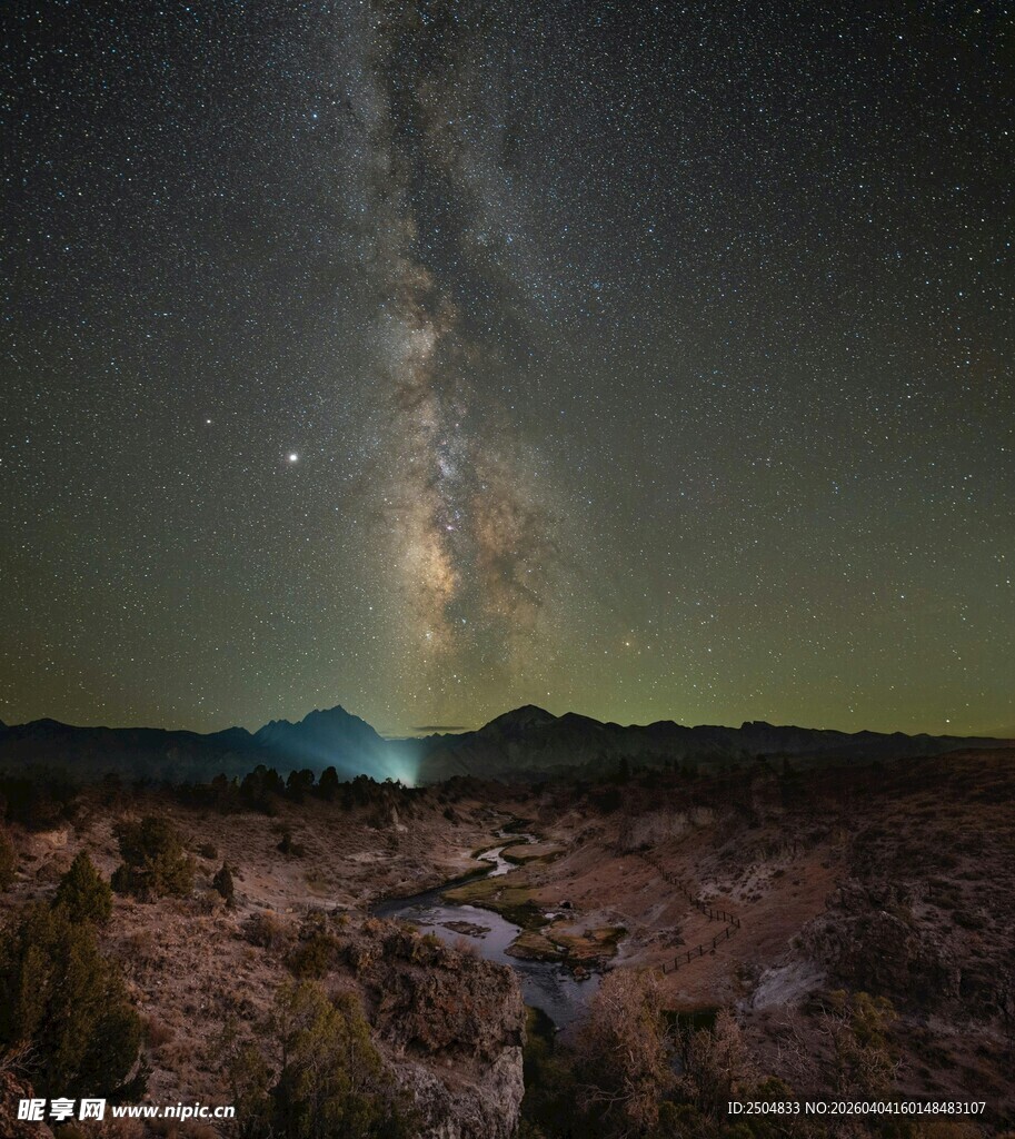  漠夜空下的璀璨星河