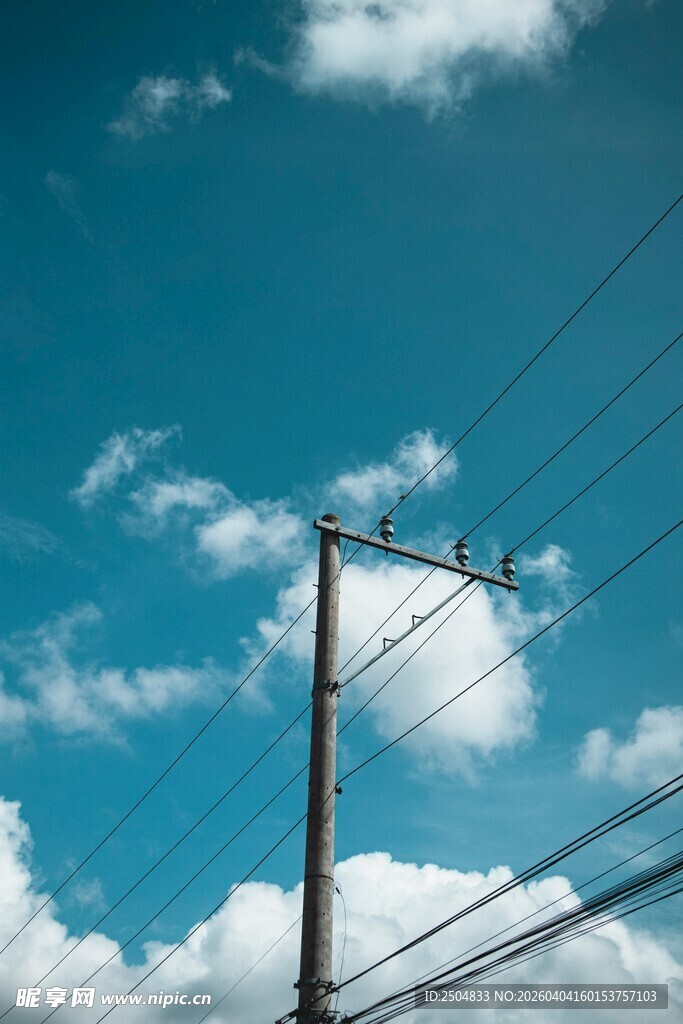 蓝天白云下的电线杆