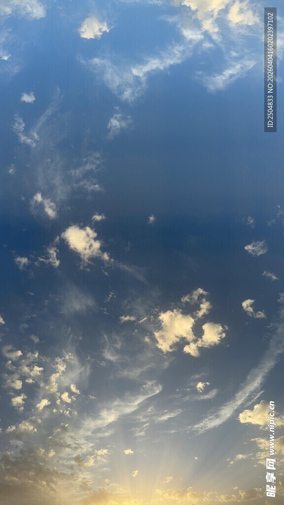 蓝天中的散淡云朵