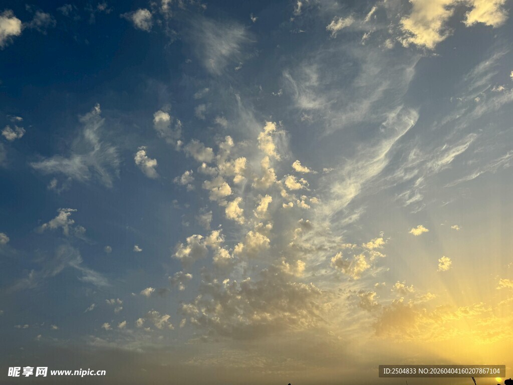 夕阳下的梦幻天空