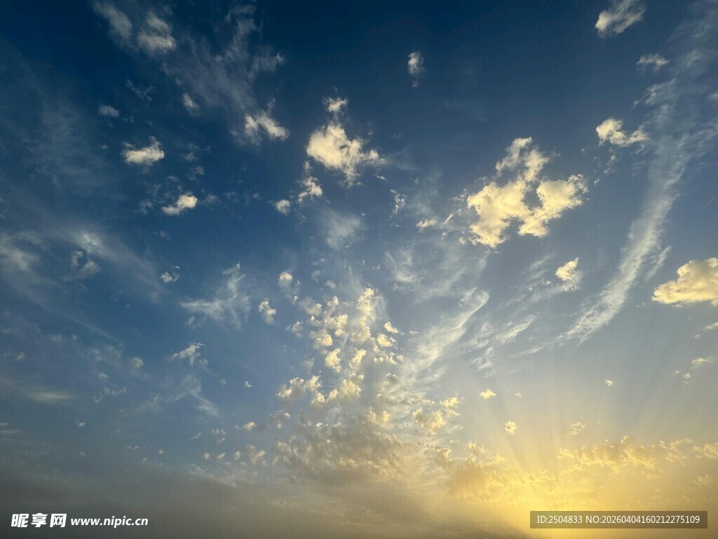 夕阳下的梦幻天空