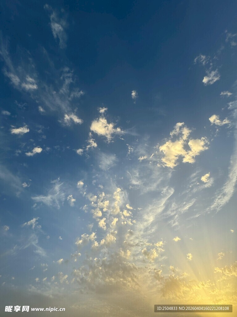 夕阳下的梦幻天空