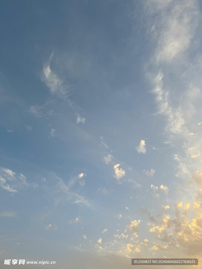 蓝天飘絮状白云美景