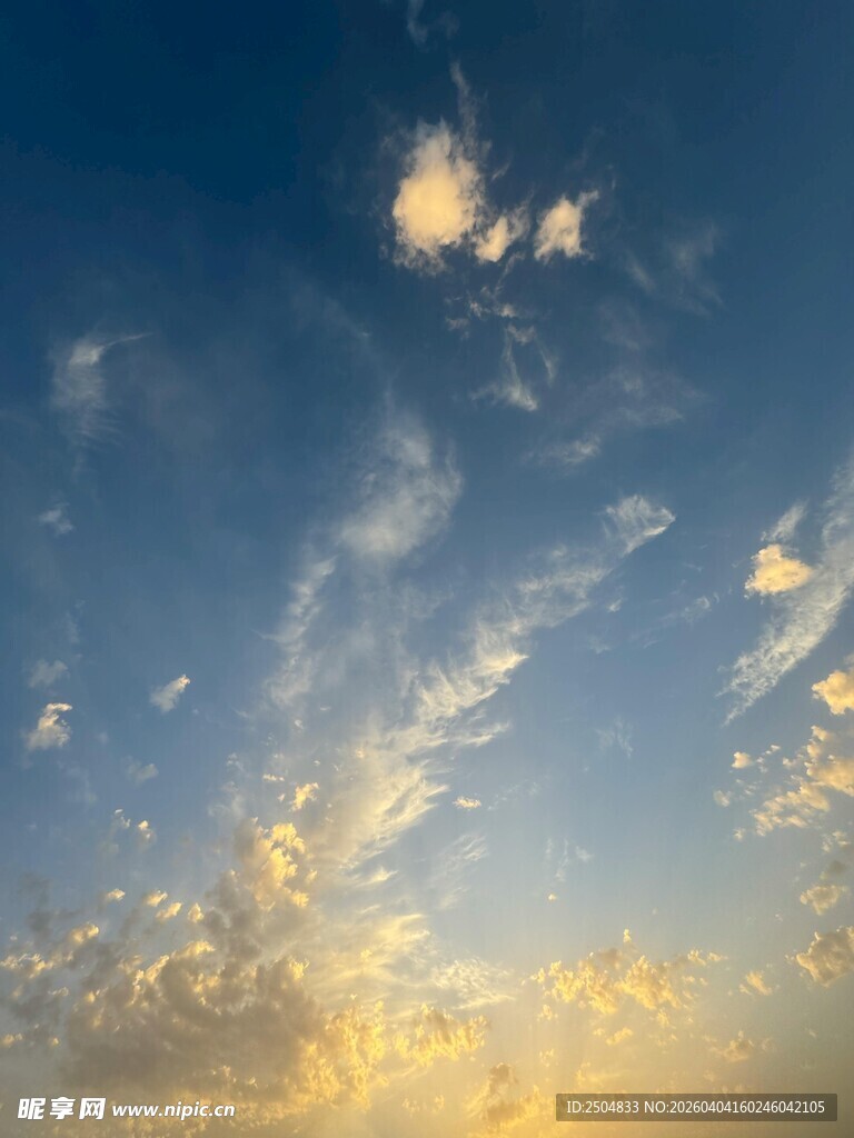 夕阳下的梦幻天空