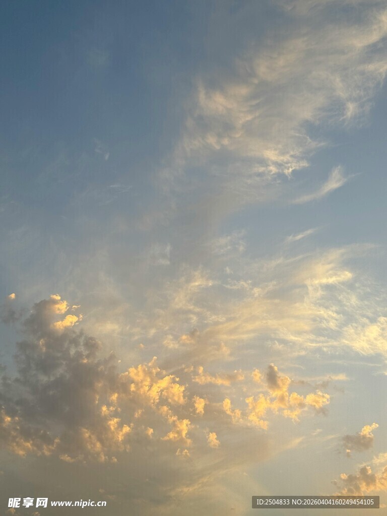 黄昏时分的绚烂天空