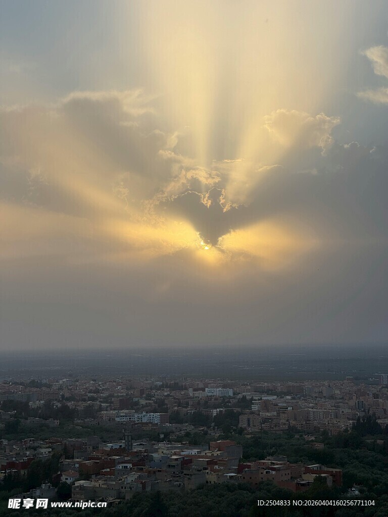 日出时分城市上空的霞光
