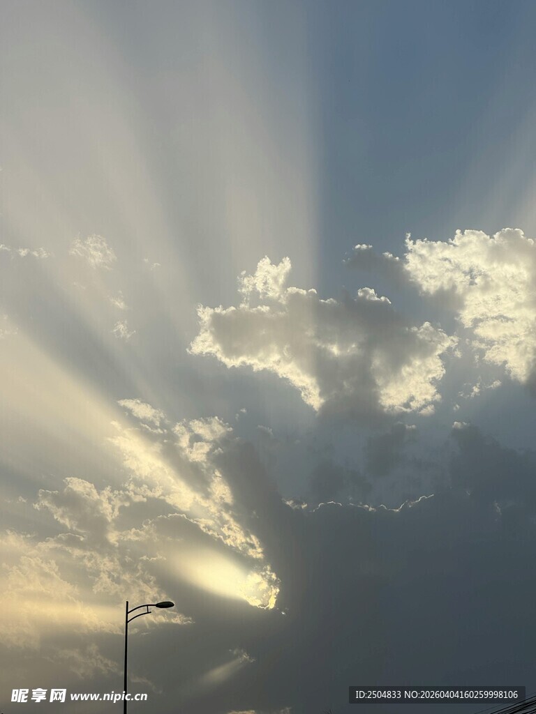 阳光穿透云层的美丽景象