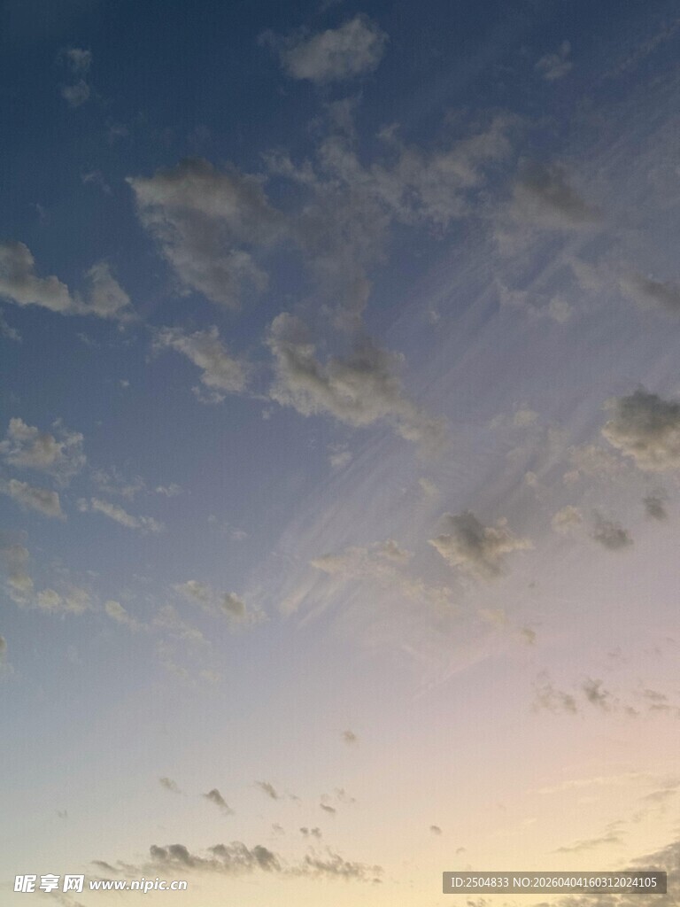 傍晚天空中的美丽云朵