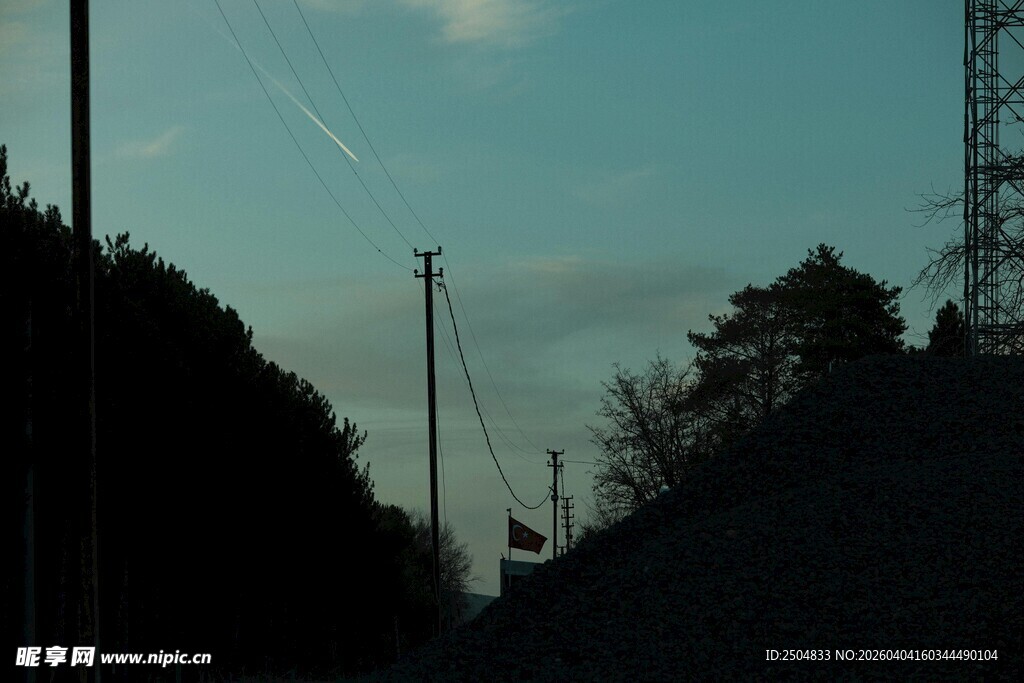 户外场景中的电线杆与山丘