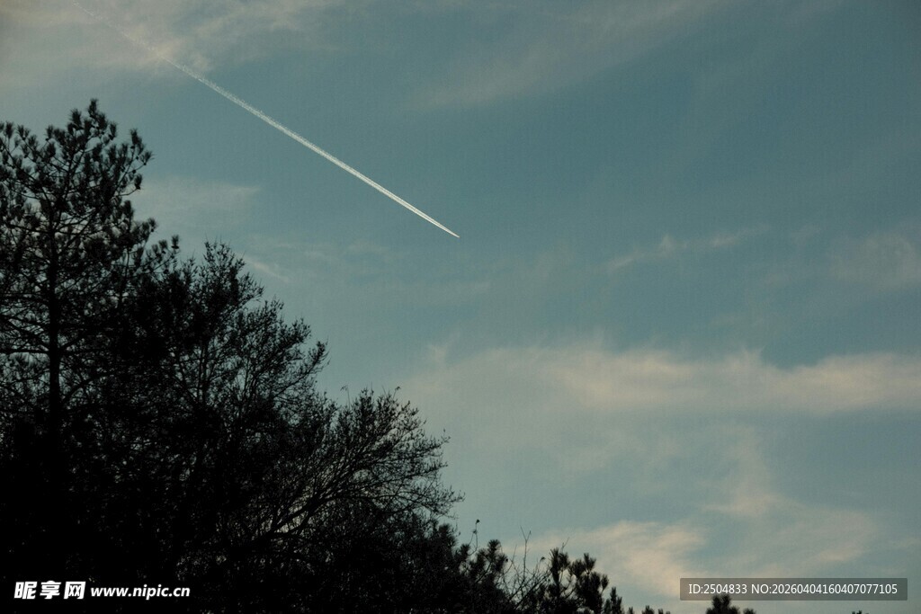 天空中飞机留下的航迹