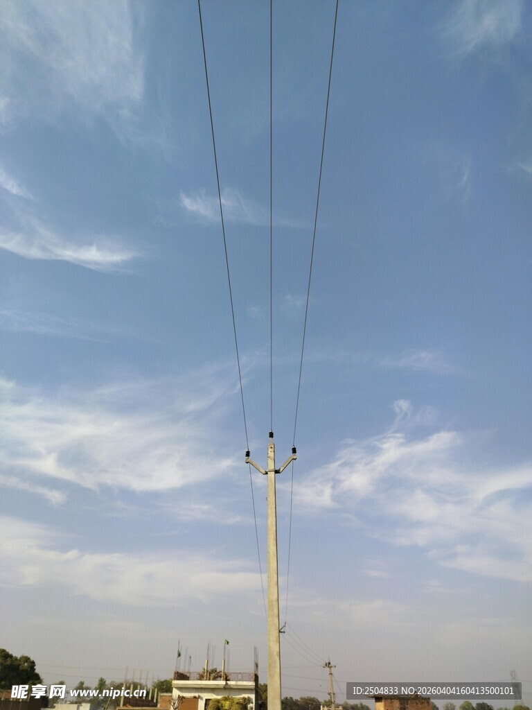 蓝天白云下的电线杆