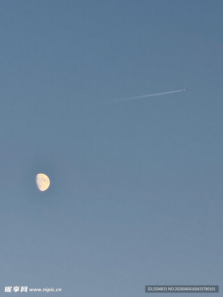 蓝天中的皎洁明月