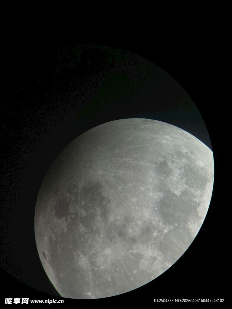 夜空中的半轮明月