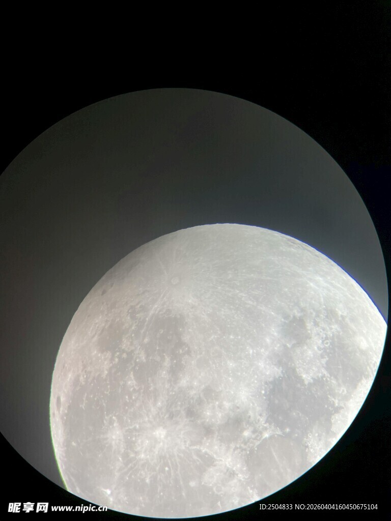 望远镜下的半轮明月