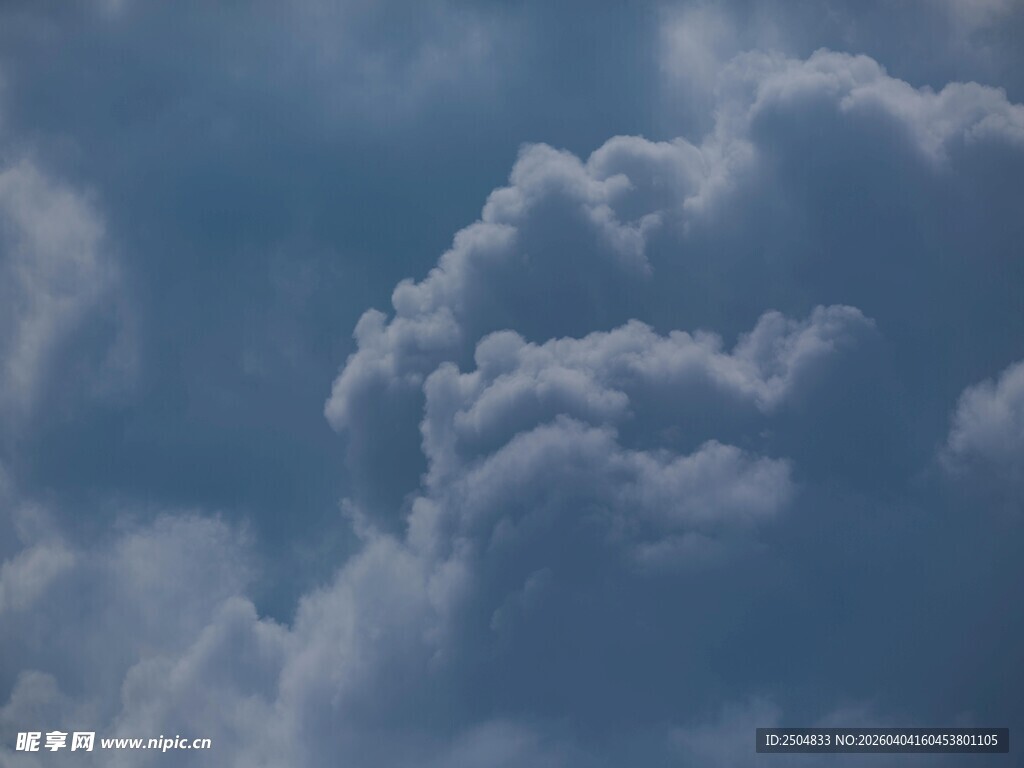 天空中 滚的厚重云朵