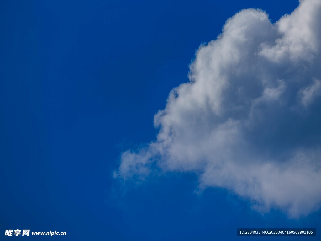 蓝天下的蓬松白云
