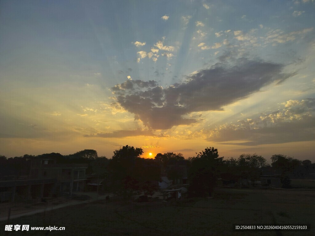 日落时分的美丽天空景观
