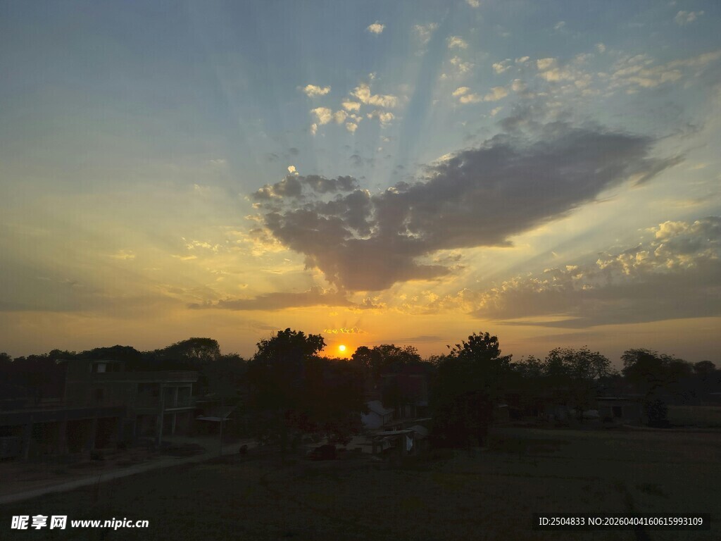 夕阳下的乡村美景