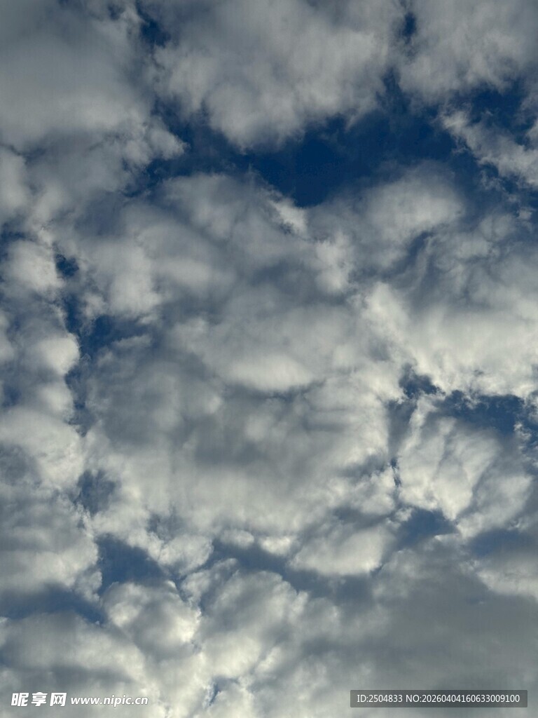 天空中的蓬松云朵