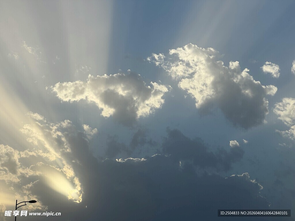 阳光穿透云层的美丽景象