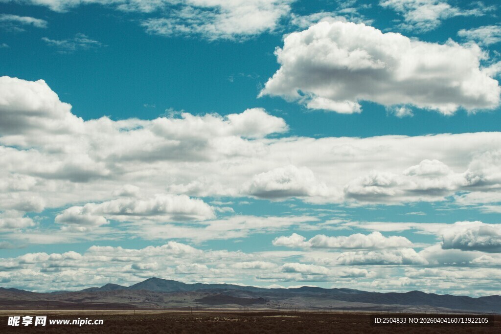 蓝天白云下的广袤大地