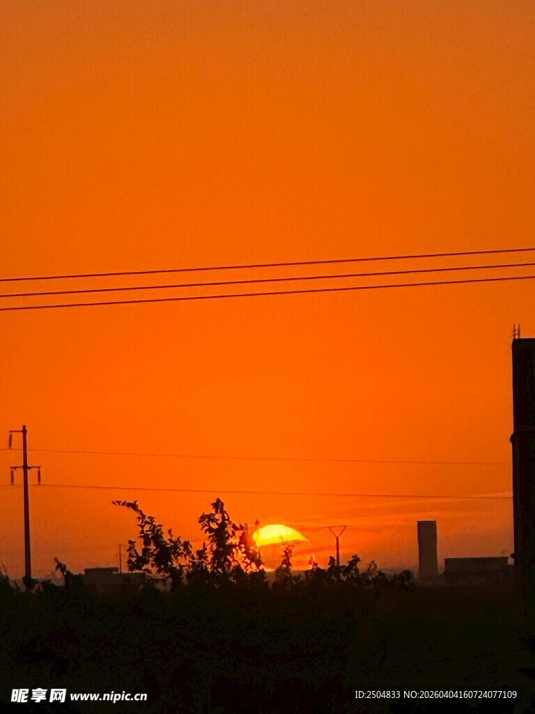 夕阳下的城市天际线