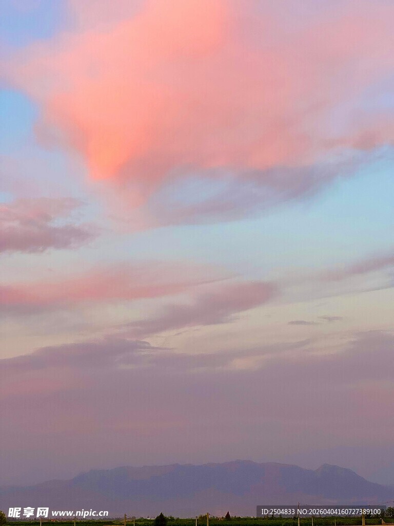 粉霞漫天的美丽天空