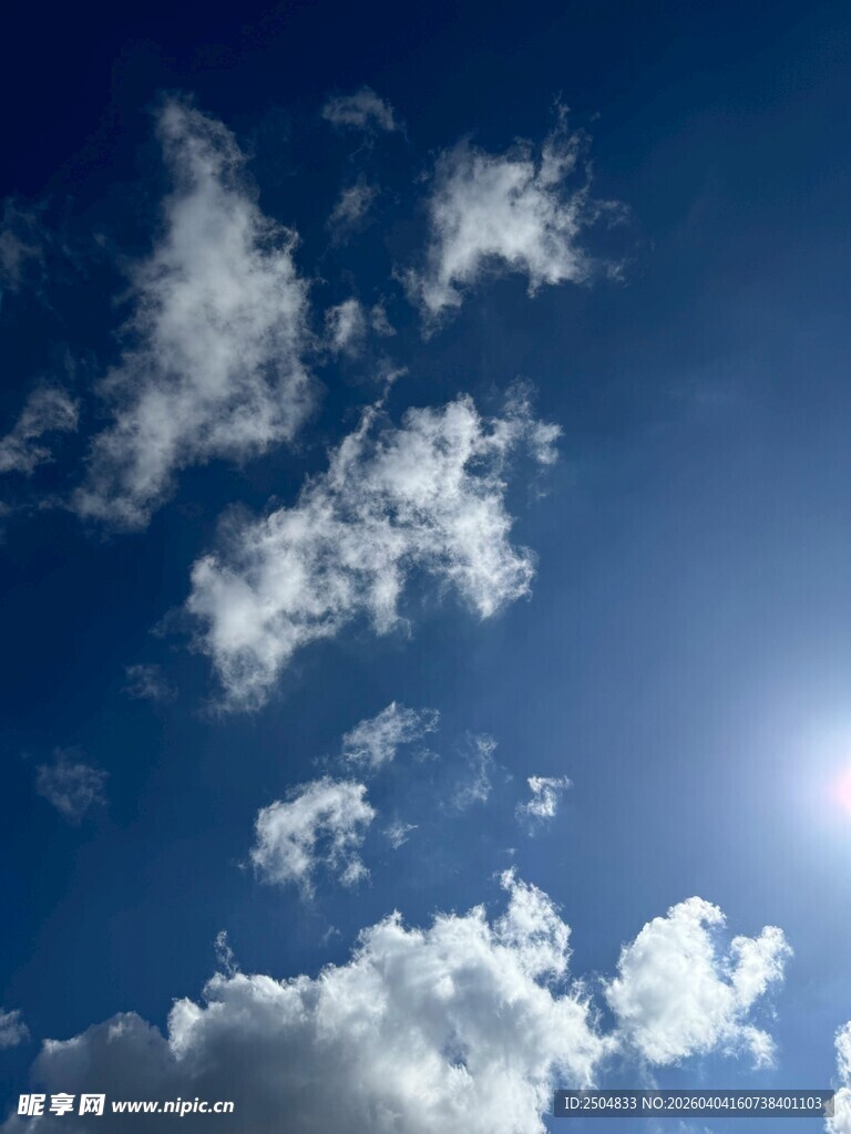 晴朗蓝天与飘浮白云