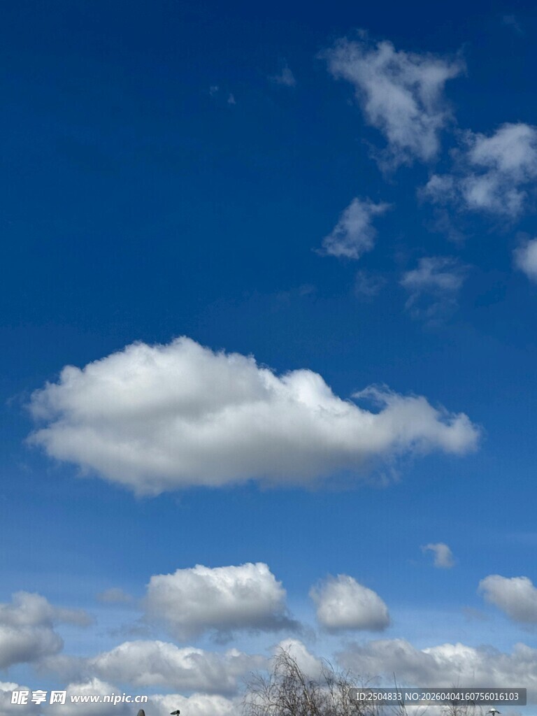 蓝天飘着洁白云朵