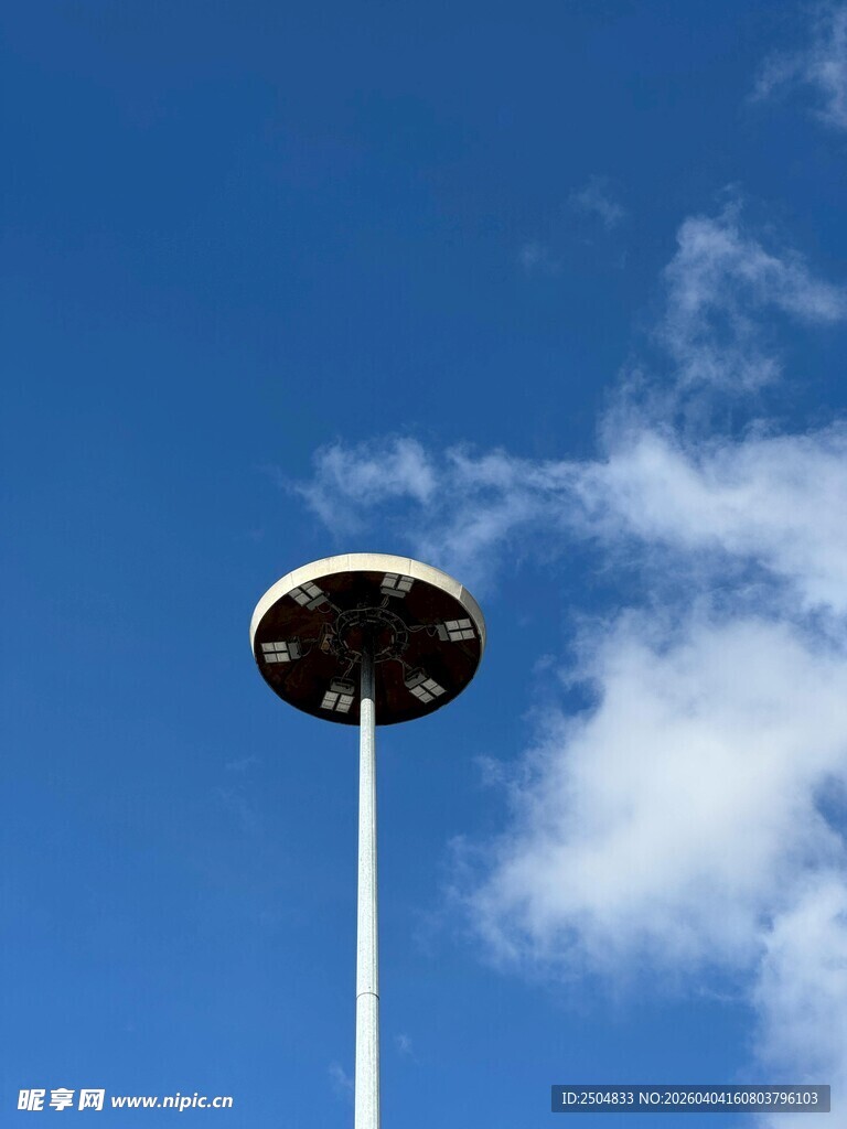 蓝天中的高耸路灯