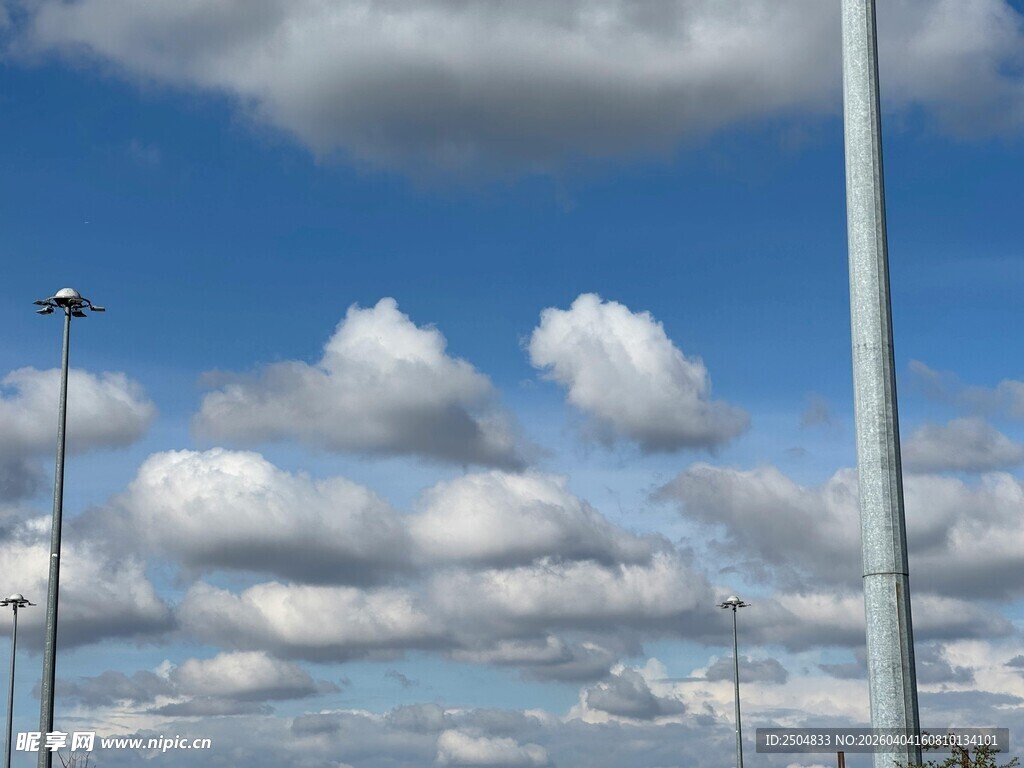 蓝天白云下的户外场景