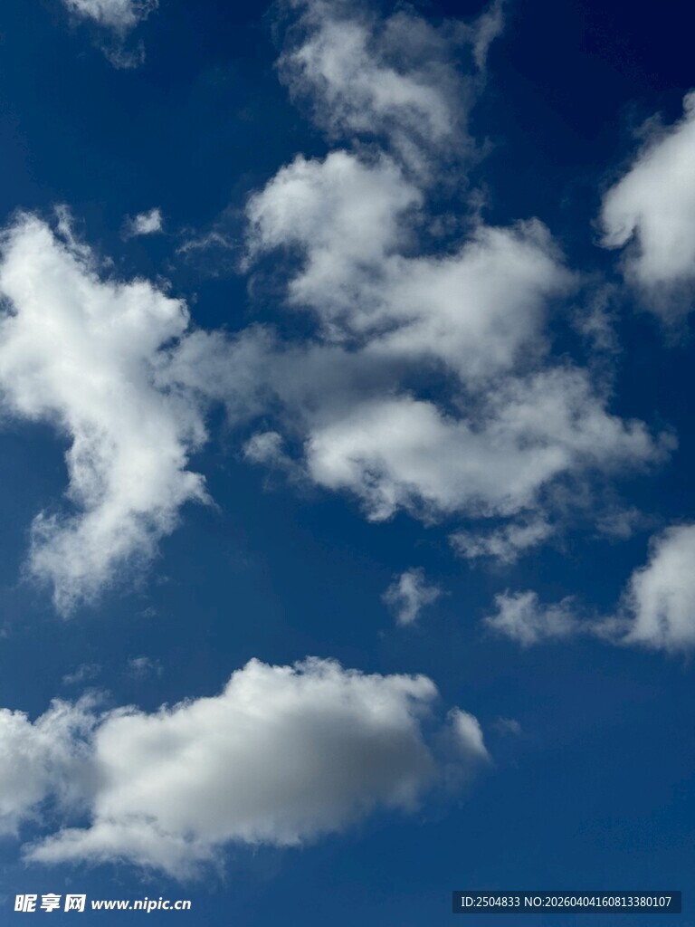 蓝天之上的洁白云朵