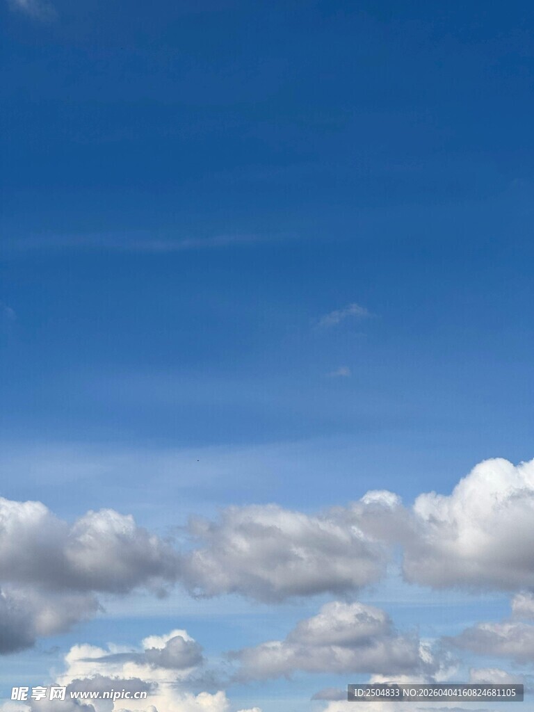 蓝天飘浮的朵朵白云
