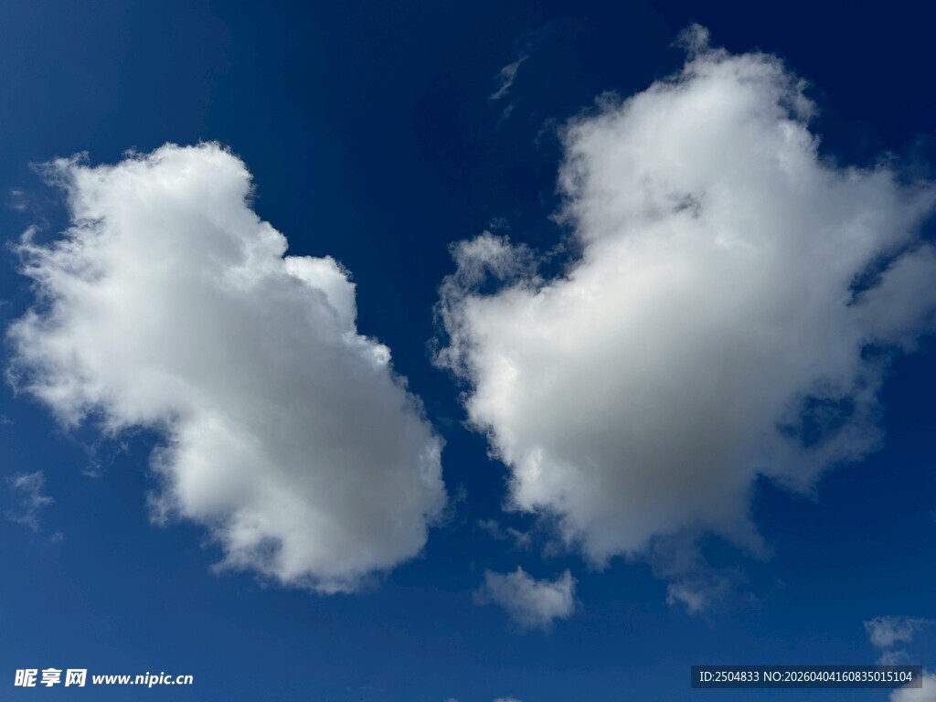 蓝天下的蓬松白云