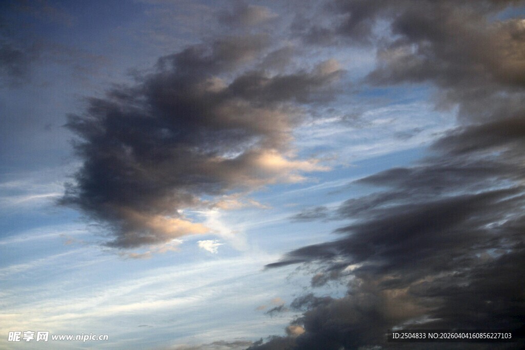 天空中飘荡的壮丽云朵